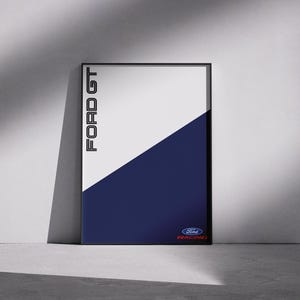 Puede incluir: Un póster enmarcado con un diseño dividido diagonalmente en blanco y azul marino. El texto "FORD GT" está alineado verticalmente en la sección blanca. El logotipo de Ford Racing está en la parte inferior derecha.