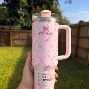 Stanley x LoveShackFancy Ribbon Rosa 40oz Quencher – Limited Edition Stainless Steel Tumbler NIB
