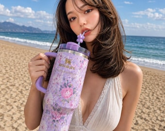 Stanley LoveShackFancy 40-uncjowy kubek Quencher Lavender Vintage Floral z kokardką na czubku