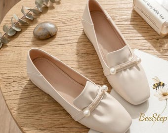 Scarpe basse casual da donna color crema e bianco con decorazioni di perle – Punta tonda