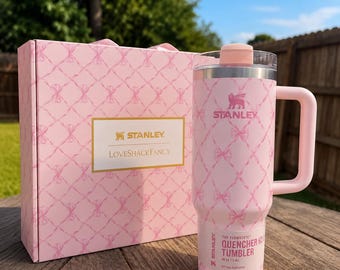 Stanley x LoveShackFancy Ribbon Rosa 40oz Quencher – Bicchiere termico in acciaio inossidabile in edizione limitata, nuovo nella confezione originale.