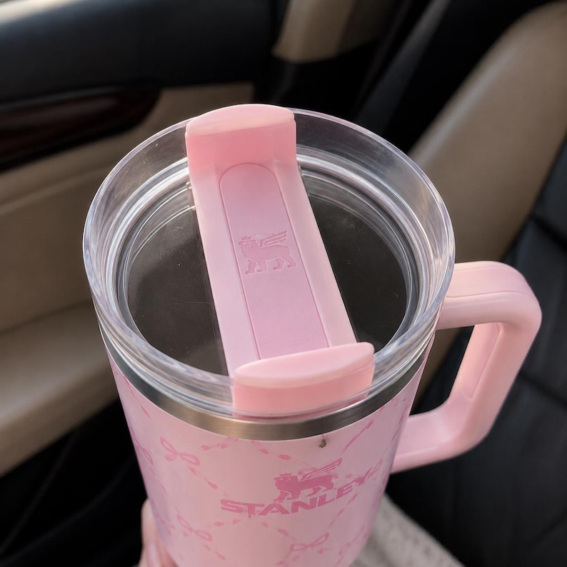 Stanley x LoveShackFancy Ribbon Rosa 40oz Quencher – Limited Edition Stainless Steel Tumbler NIB