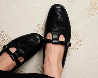 Scarpe basse da donna in pelle modello Mary Jane, stile britannico, con cinturino con fibbia, punta tonda e tacco basso.
