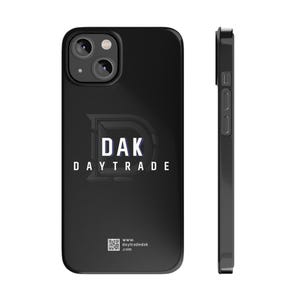 Puede incluir: Carcasa de teléfono negra con un logotipo blanco que dice "DAK DAYTRADE" y un código QR que dice "www.daytradedak.com".