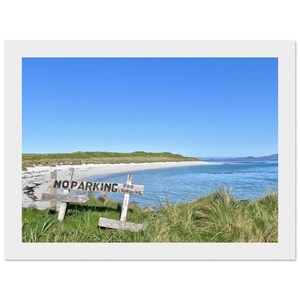 Cartello di divieto di sosta a Eoligarry Beach, Isola di Barra, Ebridi Esterne - Poster opaco premium con cornice - Fotografia paesaggistica scozzese