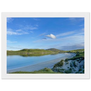 Bahía de Vatersay, Traigh a Bhaigh, Hébridas Exteriores- Cartel mate premium enmarcado- Fotos de paisajes escoceses