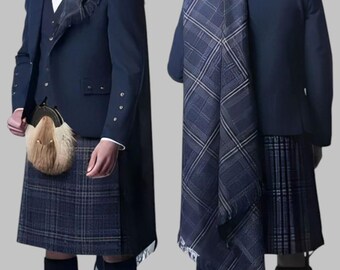 Puede incluir: Un conjunto de kilt escocés azul marino con chaqueta, chaleco, kilt y bufanda a cuadros. El kilt es de cuadros azules y grises, y el conjunto incluye un sporran y calcetines hasta la rodilla. También se muestra el texto "Scottish Kilts & Jackets".
