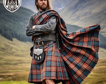 Op de afbeelding: Een man in traditionele Schotse kledij, met een tartan kilt in teal en oranje, een grijze jas en een bijpassende geruite sjaal. Een sporran hangt aan de riem. De achtergrond toont een bergketen en een wapenschild.