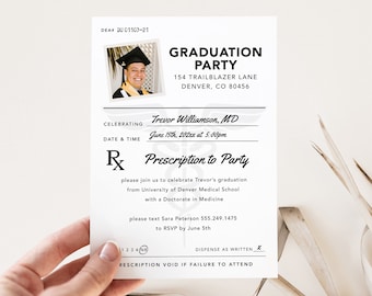 Peut inclure: Une invitation de fête de graduation blanche avec une photo en noir et blanc d'une personne portant une toque et une robe de graduation. L'invitation comprend le texte "Graduation Party", "Trevor Williamson, MD", "June 15th, 202xx at 5:00pm", "Prescription to Party", "please join us to celebrate Trevor's graduation from University of Denver Medical School with a Doctorate in Medicine", "please text Sara Peterson 555.249.1475 to RSVP by June Sth", "DISPENSE AS WRITTEN", et "RESCRIPTION VOID IF FAILURE TO ATTEND".