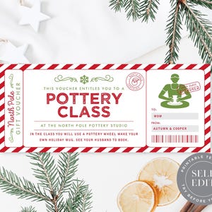 Pode incluir: Um vale-presente vermelho e branco para uma aula de cerâmica. O vale diz "Pottery Class" e "North Pole Gift Voucher". O vale tem uma borda listrada vermelha e branca e inclui o texto "Santa Class Approved".