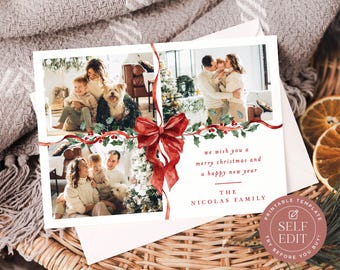 Puede incluir: Una plantilla de tarjeta de felicitación rectangular con tres fotos familiares, una ilustración en acuarela de un lazo rojo con acebo y el texto: we wish you a merry christmas and a happy new year THE NICOLAS FAMILY.