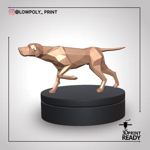 Op de afbeelding: Een geometrisch, bronskleurig hondensculptuur in een rennende pose, gemonteerd op een zwarte cirkelvormige basis. De sculptuur is 3D-geprint en heeft de tekst "3D PRINT READY" en de Instagram-handle "@LOWPOLY_PRINT".