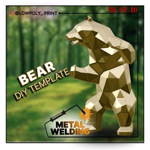 Könnte beinhalten: Eine goldene geometrische Bärenskulptur mit dem Text "BEAR DIY TEMPLATE" und "METAL WELDING". Der Bär steht aufrecht mit erhobenen Armen. Der Hintergrund ist eine verschwommene Waldszene. Das Bild enthält auch den Text "PDO .PDF .DXF".