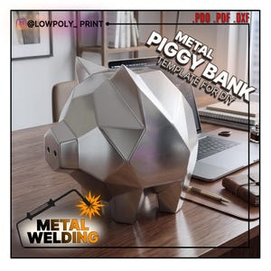 Puede incluir: Una hucha geométrica de metal plateado con el texto "METAL PIGGY BANK TEMPLATE FOR DIY". La imagen también incluye el texto "METAL WELDING" y el nombre de usuario de Instagram "@LOWPOLY_PRINT". La hucha está sobre un escritorio de madera.