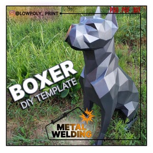 Puede incluir: Una escultura geométrica gris de un perro Boxer hecha a partir de una plantilla de bricolaje. La imagen incluye el texto "BOXER DIY TEMPLATE" y "METAL WELDING". La escultura se encuentra sobre un fondo de hierba verde.