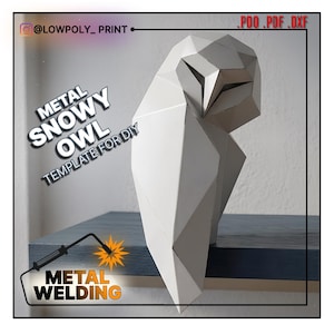 Op de afbeelding: Een witte, geometrische metalen sneeuwuil sjabloon voor doe-het-zelf metaal lasprojecten. De uil wordt weergegeven op een donkerblauwe plank met de tekst "METAL SNOWY OWL TEMPLATE FOR DIY" en "METAL WELDING". De afbeelding bevat ook de Instagram-handle "@LOWPOLY_PRINT".