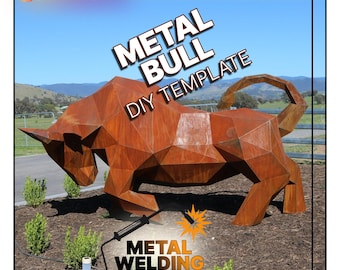 Może przedstawiać: Duża, geometryczna metalowa rzeźba byka z rdzawobrązowym wykończeniem. Obraz zawiera tekst "METAL BULL DIY TEMPLATE" i "METAL WELDING". Rzeźba znajduje się na zewnątrz, otoczona zielenią i błękitnym niebem.