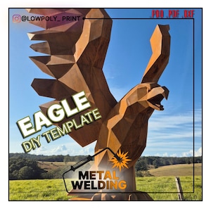 Könnte beinhalten: Eine große, geometrische Metalladlerskulptur mit ausgebreiteten Flügeln vor blauem Himmel. Das Bild enthält den Text "EAGLE DIY TEMPLATE" und "METAL WELDING". Die Skulptur hat eine rostbraune Farbe.