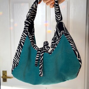 Minibolso holgado color turquesa con estampado de cebra: accesorio de estilo alternativo reciclado