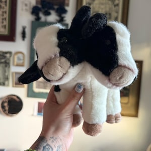 Pelúcia de bezerro de duas cabeças com piercings - presente alternativo