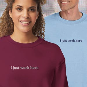 Sudadera bordada "I Just Work Here" con fuente serif - Gildan 18000 - Hilo y color de camisa personalizados - Regalo divertido para el trabajo - Talla grande