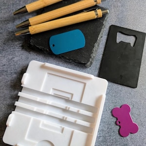 Plantilla xTool F1 5 en 1 para posavasos, etiquetas para mascotas, etiquetas militares, bolígrafos y tarjetas de visita / Herramienta de alineación de grabado láser de 100 mm con plantilla XCS