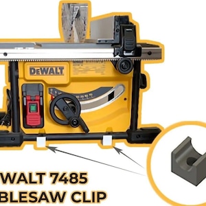 Puede incluir: Una sierra de mesa DeWalt 7485 amarilla y negra con dos clips de plástico blanco en la parte delantera. La sierra está sobre un fondo blanco con un primer plano de un clip de plástico negro.
