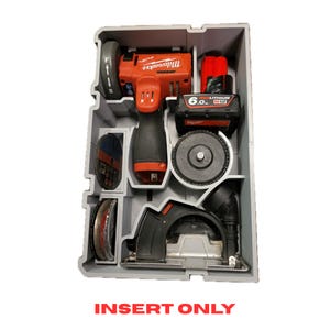 Può includere: Un inserto grigio per organizzatore di utensili pieno di vari utensili elettrici e accessori. Include un trapano Milwaukee rosso e nero, batterie e dischi da taglio. Il testo "INSERT ONLY" è visibile in basso.