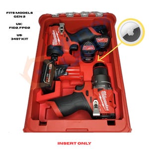 Puede incluir: Un inserto de maletín de herramientas rojo con un atornillador de impacto Milwaukee M12 Fuel, un taladro y dos baterías. Texto: FITS MODELS GEN 2, UK: FID2, FPD2, US: 3497 KIT, INSERT ONLY. Un gráfico de Apple AirTag se señala con una flecha amarilla.