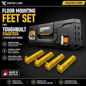 Op de afbeelding: Een set van vier gele vloermontagevoeten voor ToughBuilt StackTech gereedschapskisten. De voeten zijn rechthoekig met voorgeboorde gaten en een Vortex Labs logo. De afbeelding bevat de tekst: Floor Mounting Feet Set for ToughBuilt StackTech.