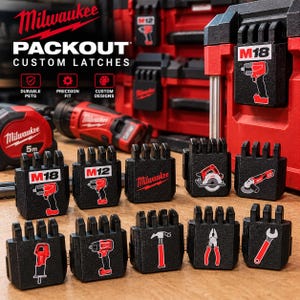 Op de afbeelding: Een collectie zwarte kunststof sluitingen voor Milwaukee Packout opbergsystemen. Elke sluiting is voorzien van een uniek grafisch icoon dat verschillende gereedschappen voorstelt, zoals een M18 slagschroevendraaier, M12 gereedschap, hamer, tang, moersleutel en cirkelzaag.