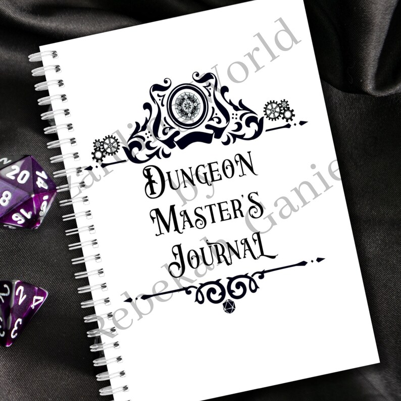 K&ouml;nnte beinhalten: Ein wei&szlig;es Notizbuch mit Spiralbindung und einem schwarz-wei&szlig;en Design mit einem stilisierten Zahnrad und dem Text "Dungeon Master's Journal".