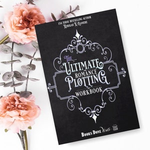 Könnte beinhalten: Ein schwarzes Arbeitsbuch mit dem Titel "The Ultimate Romance Plotting Workbook" mit weißen Buchstaben und einem verzierten Design. Der Name des Autors und "USA Today Bestselling Author" stehen oben. Rosa Blumen und Grünzeug im Hintergrund.