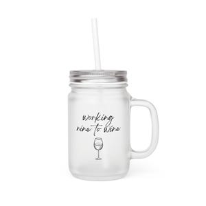 Könnte beinhalten: Ein klares Glas-Einmachglas mit silbernem Deckel und Griff, mit dem Text "working nine to wine" und einer Weinglas-Grafik. Enthält einen weißen Strohhalm. Ideal für kalte Getränke.