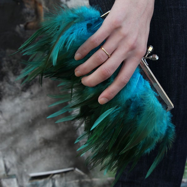Pochette en plumes de sarcelle - Vert et bleu avec fermoir bijouté