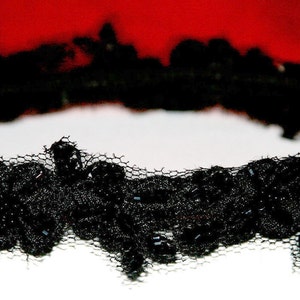 Cerchietto in pizzo nero con ricami neri e perline