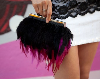 Plume rose bourse d’embrayage avec des plumes noires et roses chauds et fermoir parée