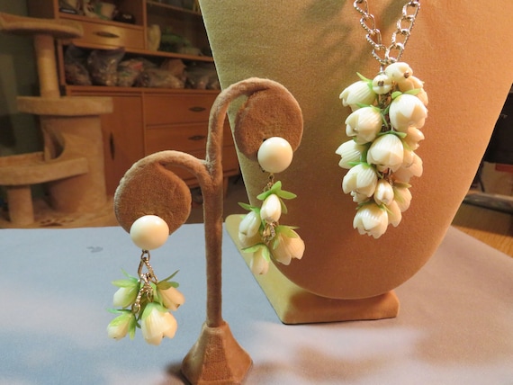Vintage 1960s Plastic Flower Design Cluster Bead … - image 2