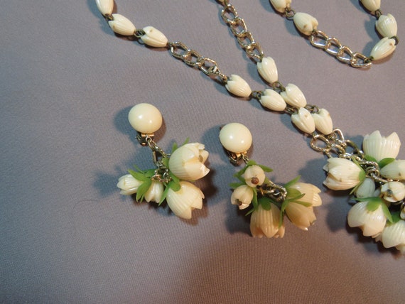 Vintage 1960s Plastic Flower Design Cluster Bead … - image 5