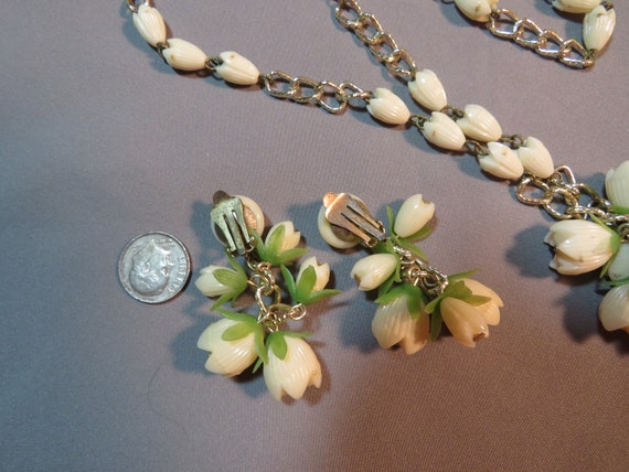 Vintage 1960s Plastic Flower Design Cluster Bead … - image 8
