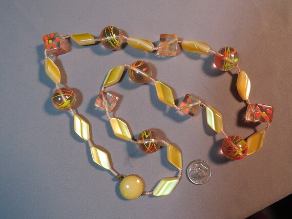 Vintage 1960s Mod Lucite Plastic Bead Necklace Or… - image 4