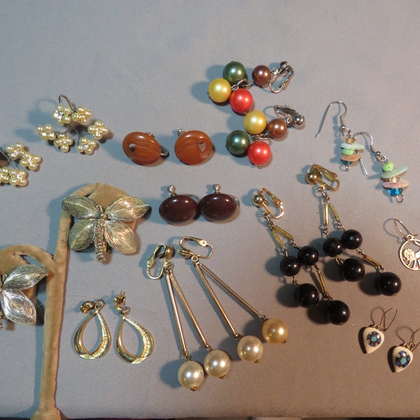 Lot 11 Pairs Vintage Earrings Drop Dangle Root Beer Bakelite Clips Screw Backs Pierced 1958