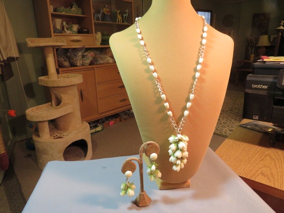 Vintage 1960s Plastic Flower Design Cluster Bead … - image 1