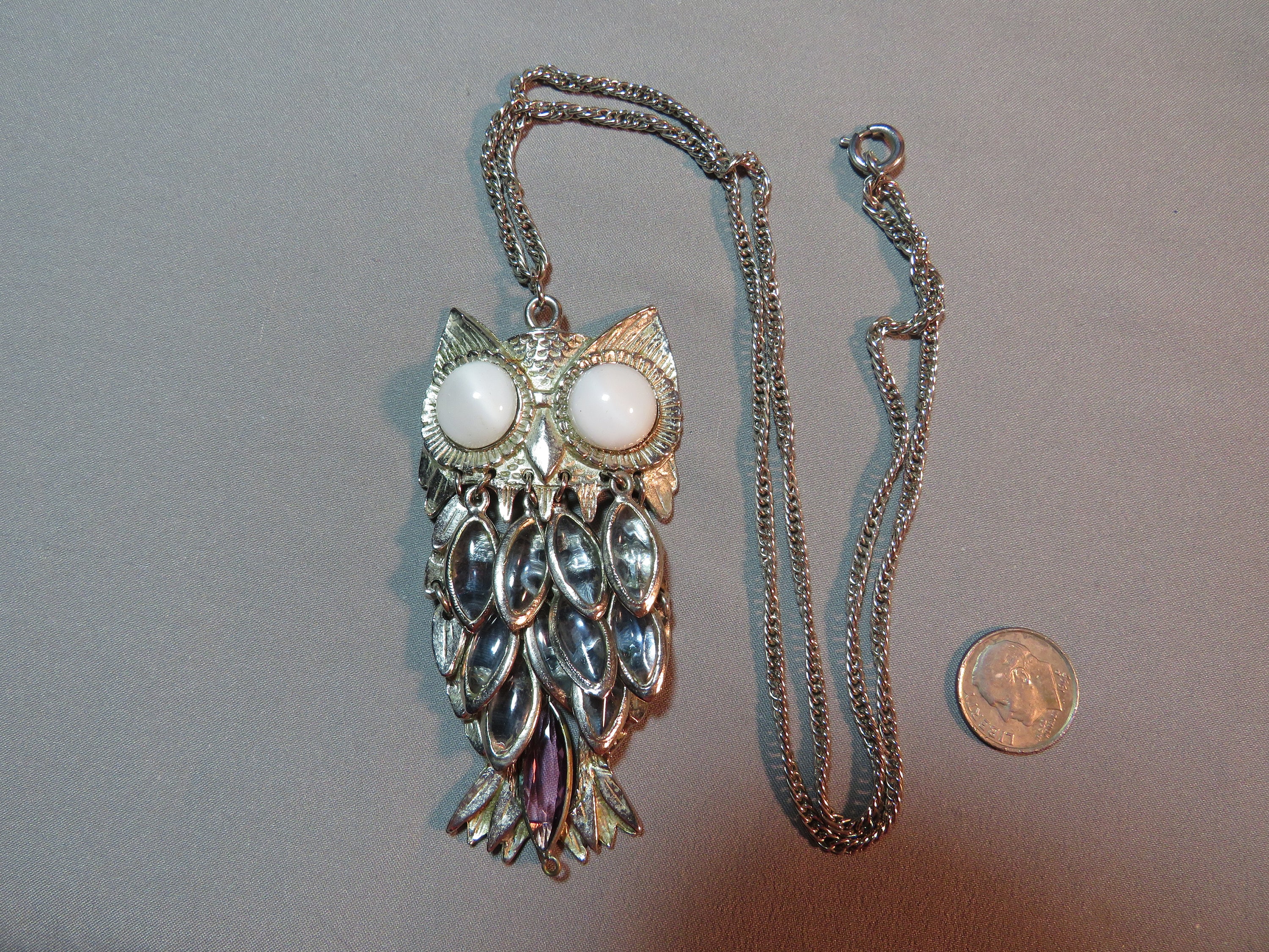 Vintage Lg Owl Pendant Necklace Dangling Rhinestone Feathers 1702