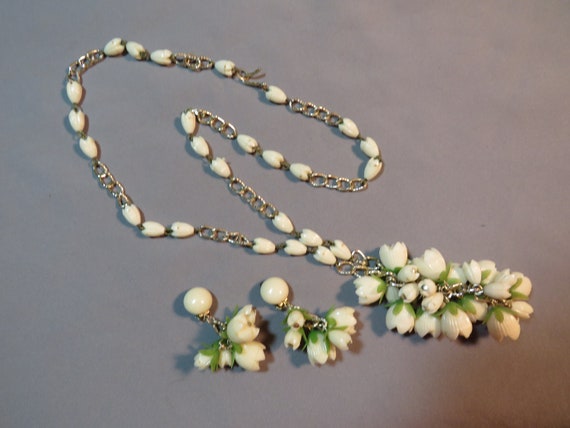 Vintage 1960s Plastic Flower Design Cluster Bead … - image 3