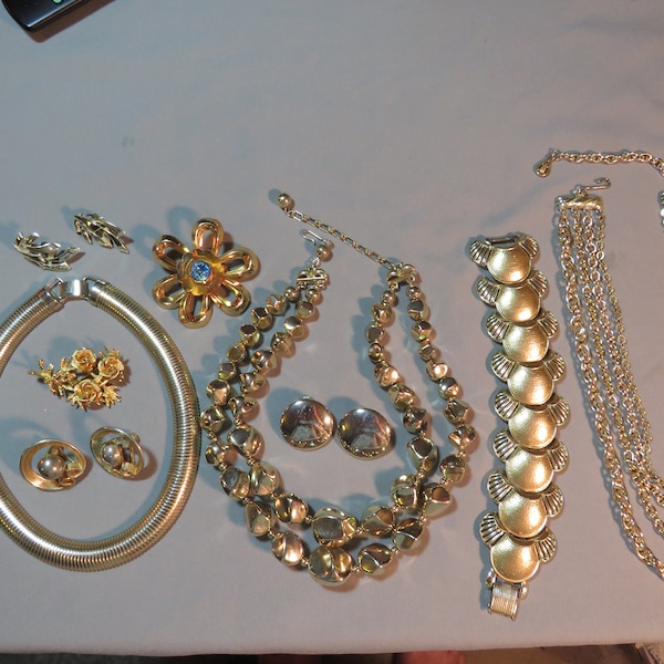 Vintage Coro Lot 2 Flower Pins Chunky Bracelet 3 Necklaces 4 Pairs Earrings 1821