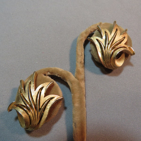 Vintage Crown Trifari Signed Clip Earrings Yellow Gold Tone Leaf Design 2116
