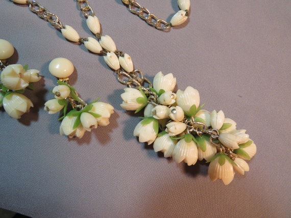Vintage 1960s Plastic Flower Design Cluster Bead … - image 4