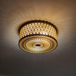 Può includere: Un cartello in legno rustico con la scritta "Welcome to our home" in lettere bianche. Il cartello presenta una finitura invecchiata e un design semplice e invitante, ideale per l'arredamento della porta d'ingresso.