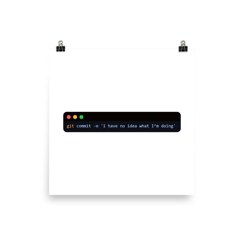Peut inclure: Une affiche blanche avec un rectangle noir contenant le texte "git commit -m 'I have no idea what I'm doing'". Le rectangle comporte trois cercles color&eacute;s : rouge, jaune et vert. L'affiche est maintenue par deux pinces &agrave; reliure noires.